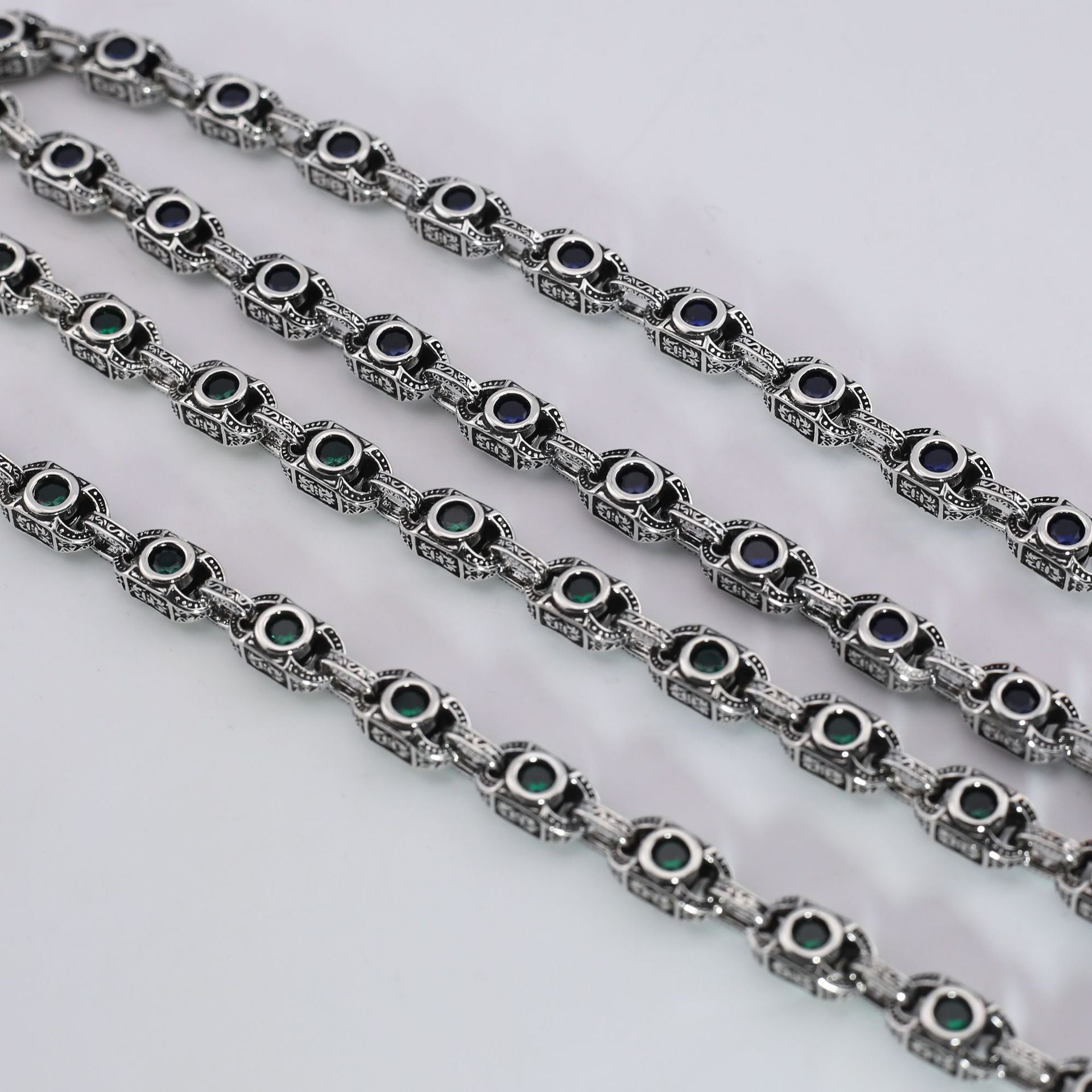 Aragogaceous pattern sapphire necklace for couples
